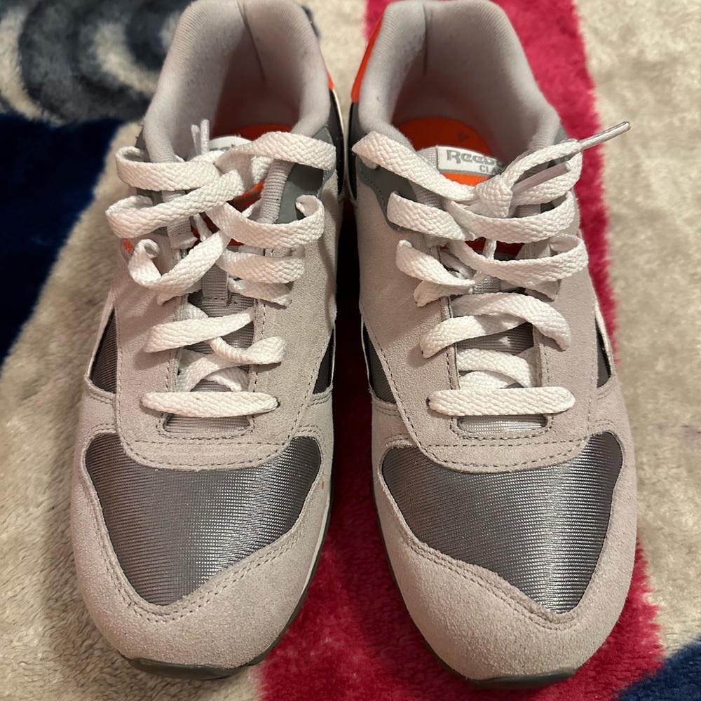 My sister is selling these Reebok size 6 in girls